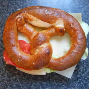 Grosser Brezel mit Käse